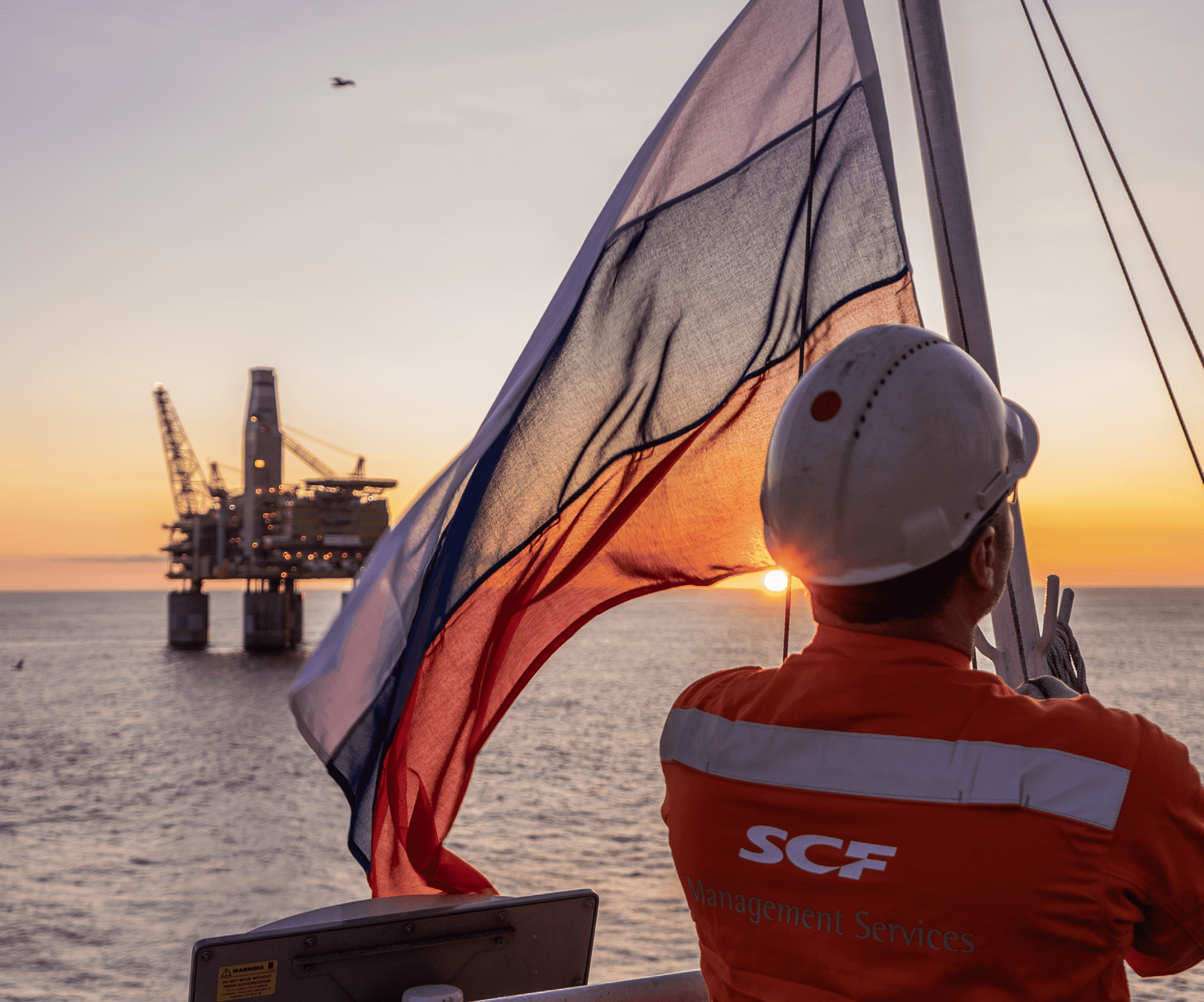 Торжественная церемония поднятия государственного флага Российской Федерации на борту многофункционального ледокольного судна «Евгений Примаков»